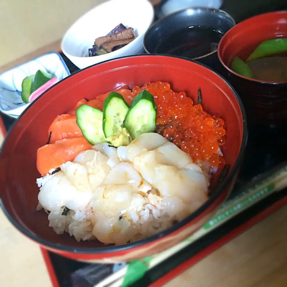 最近お気に入りの店で帆立とシャケ、イクラの三色丼|uchikawa hiroshiさん