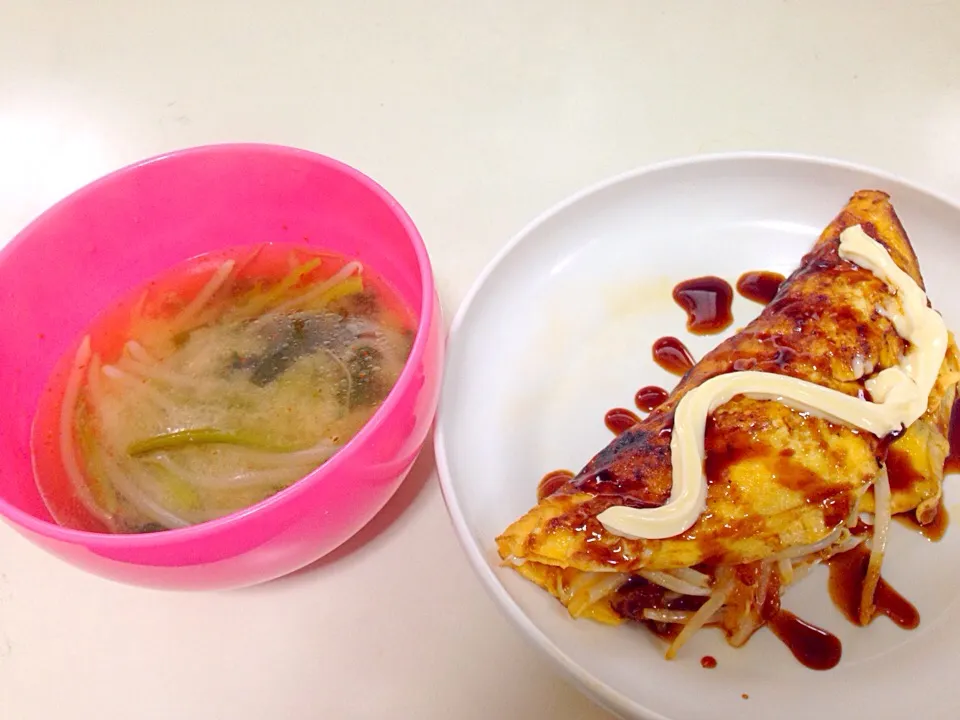 Snapdishの料理写真:味噌ラーメン風スープともやしオム焼きそば|りなたむ♡さん