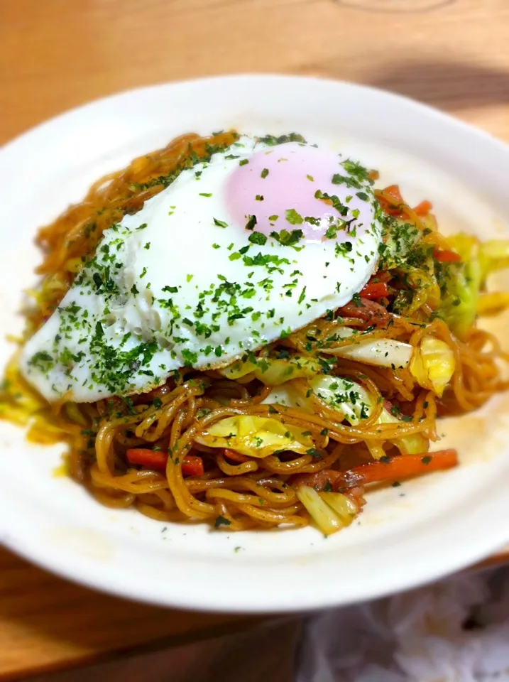 深夜食堂 ソース焼きそば目玉焼きのっけて|ヒラっぴーさん