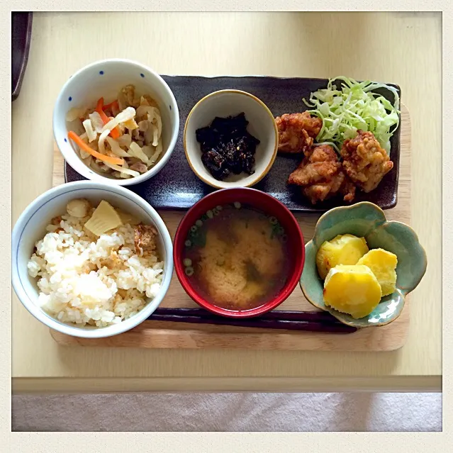 帆立と筍の炊き込みご飯☆お味噌汁☆ふかしさつまいも☆和風唐揚げ☆おかか昆布☆切り干し大根の煮物ヽ(*ﾟ∀ﾟ*)ﾉ|とまこ(*^o^*)さん