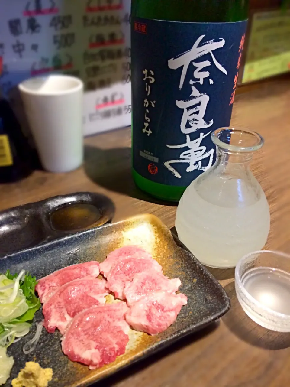 Snapdishの料理写真:タン刺しと奈良萬おりがらみ|Tetsuaki  Komatsuさん