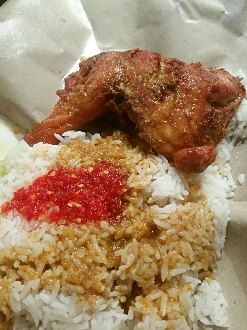 Snapdishの料理写真:nasi kukus ayam goreng|aishahrazakさん