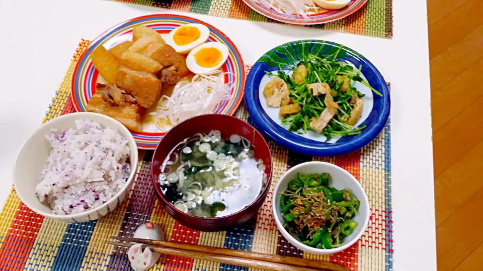 今日の夕食 豚の角煮、豆苗と油揚げの煮びたし、ピーマンとじゃこの炒め物、ゆかりご飯、わかめの味噌汁|pinknari🐰🌈さん