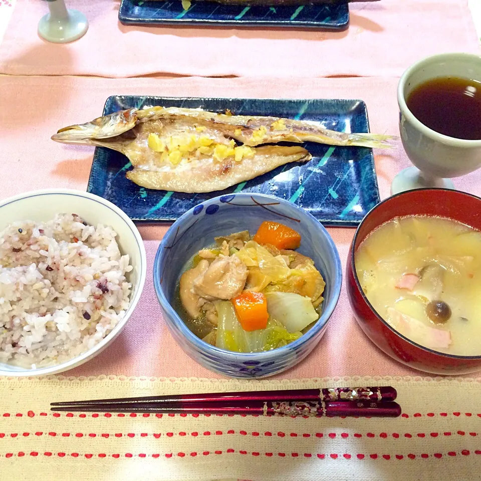 〜和定食〜カマスの干し魚塩レモン焼き🐟、鶏肉、人参、ネギ、白菜の煮物、玉ねぎ、味噌汁（ベーコン、シメジ、ジャガイモ、最後にバターでこっくりと）、ばーちゃんが作った梅酒|♥️さん