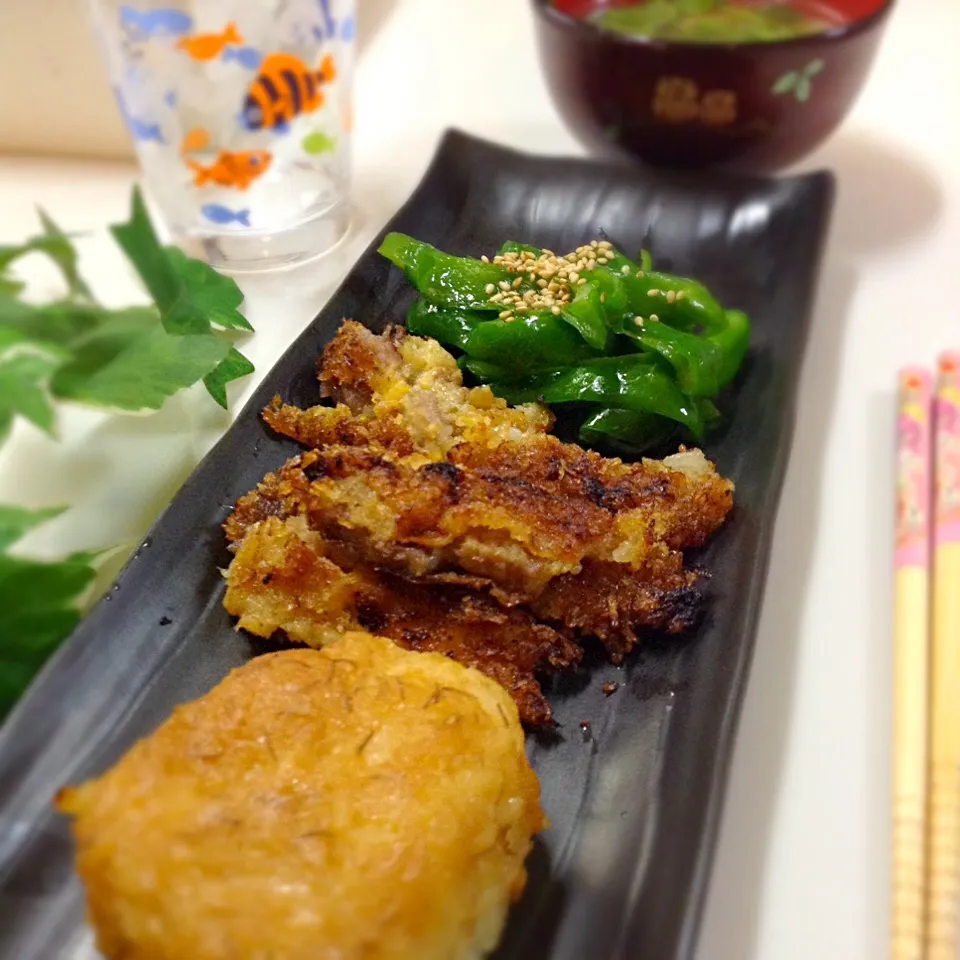 娘たちのおゆはん 焼きおにぎり とんかつ ピーマン炒め お味噌汁|yukoさん