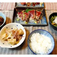 鰹のたたき、筍の土佐煮に茗荷を、ナメコおろし、浅利の佃煮。今日はあまり自分で作らなかったな。|小川真一さん