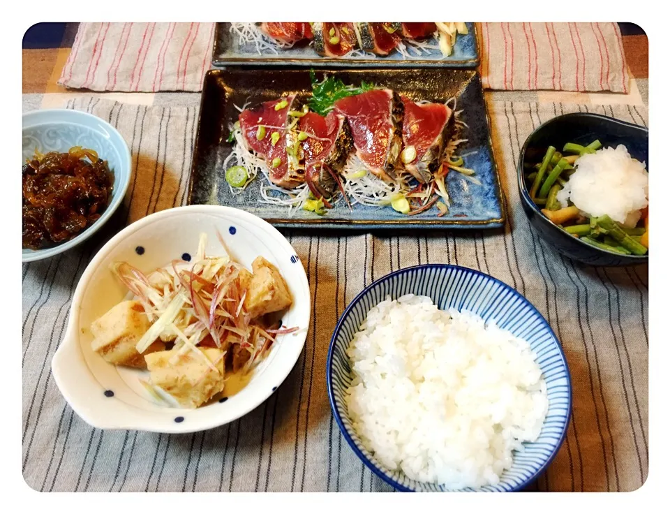 鰹のたたき、筍の土佐煮に茗荷を、ナメコおろし、浅利の佃煮。今日はあまり自分で作らなかったな。|小川真一さん