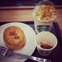 Snapdishの料理写真:スタバ♡オレンジスコーンとアーモンドミルクフラペチーノ|gumicoさん