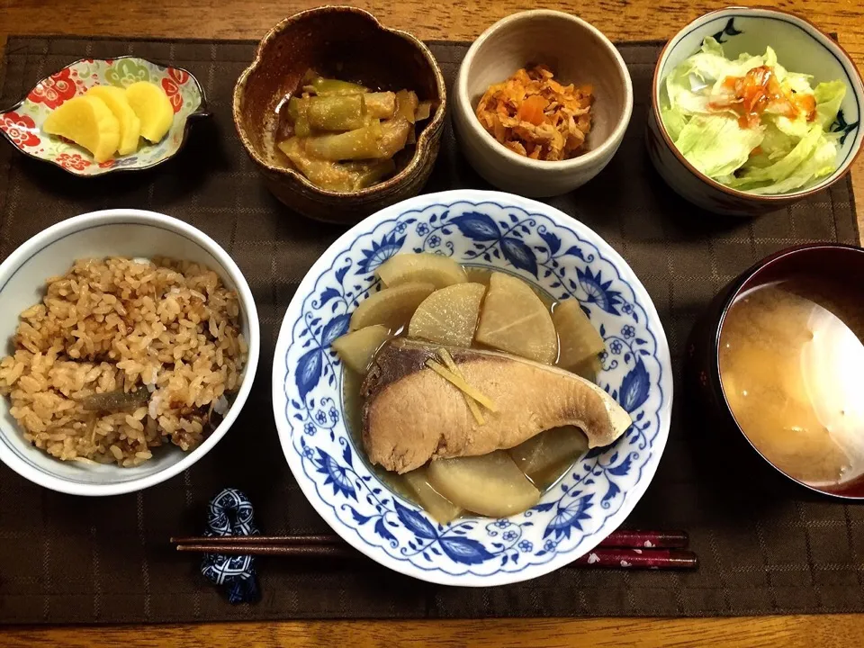 Snapdishの料理写真:ぶり大根、きのこの炊き込みご飯、玉ねぎとお豆腐のお味噌汁、ねぎのぬた、にんじんツナ炒め、レタス〜トマトドレッシング〜|krchopさん