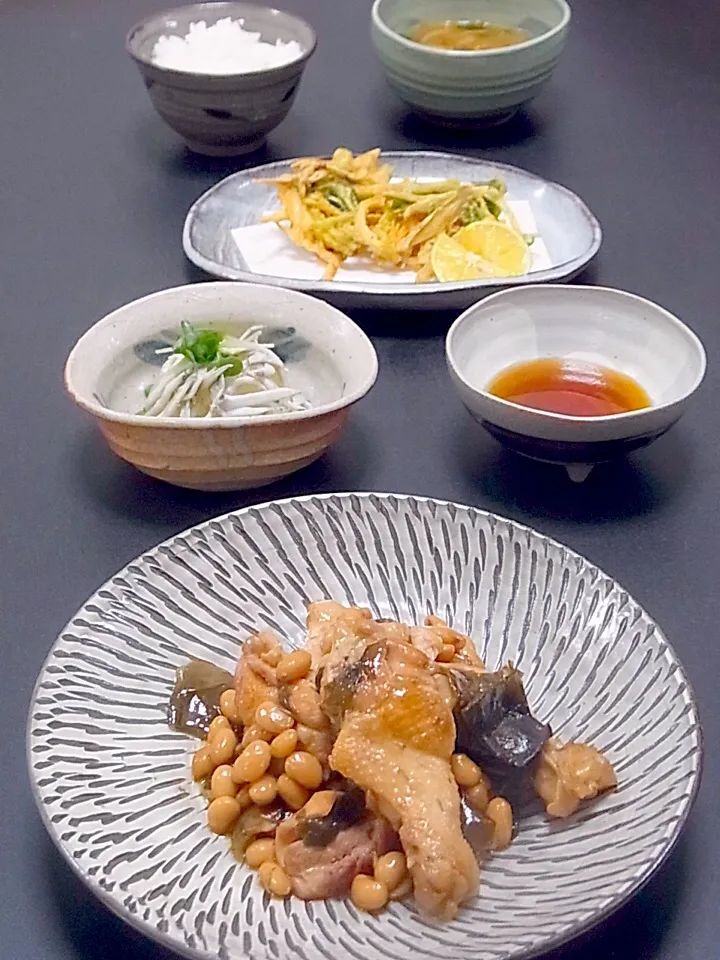 今晩は、手羽元と大豆の煮もの、新子のおろし和え、若ごぼうのかき揚げ、根菜スープ、ご飯

今日は実家へ行ってから仕事。
帰宅が遅いのがわかっていたので、今朝仕込んで行った鶏と大豆。柔らかくいい味に仕上がっていました。

今日の新子は三重県産のいかなごの釜揚げ。
若ごぼうは大阪八尾の特産品で、根も茎も葉も食べられる、早春の|akazawa3さん