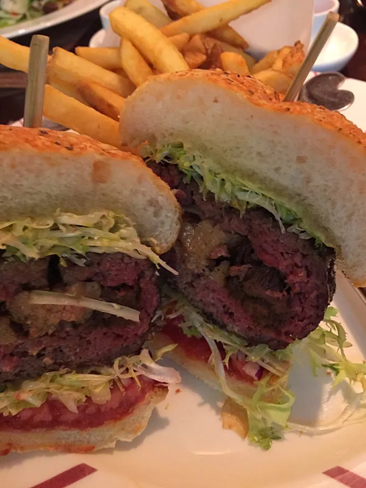 Sirloin Burger Filled With Braised Short Ribs & Foie Gras|chef baobao from Singaporeさん