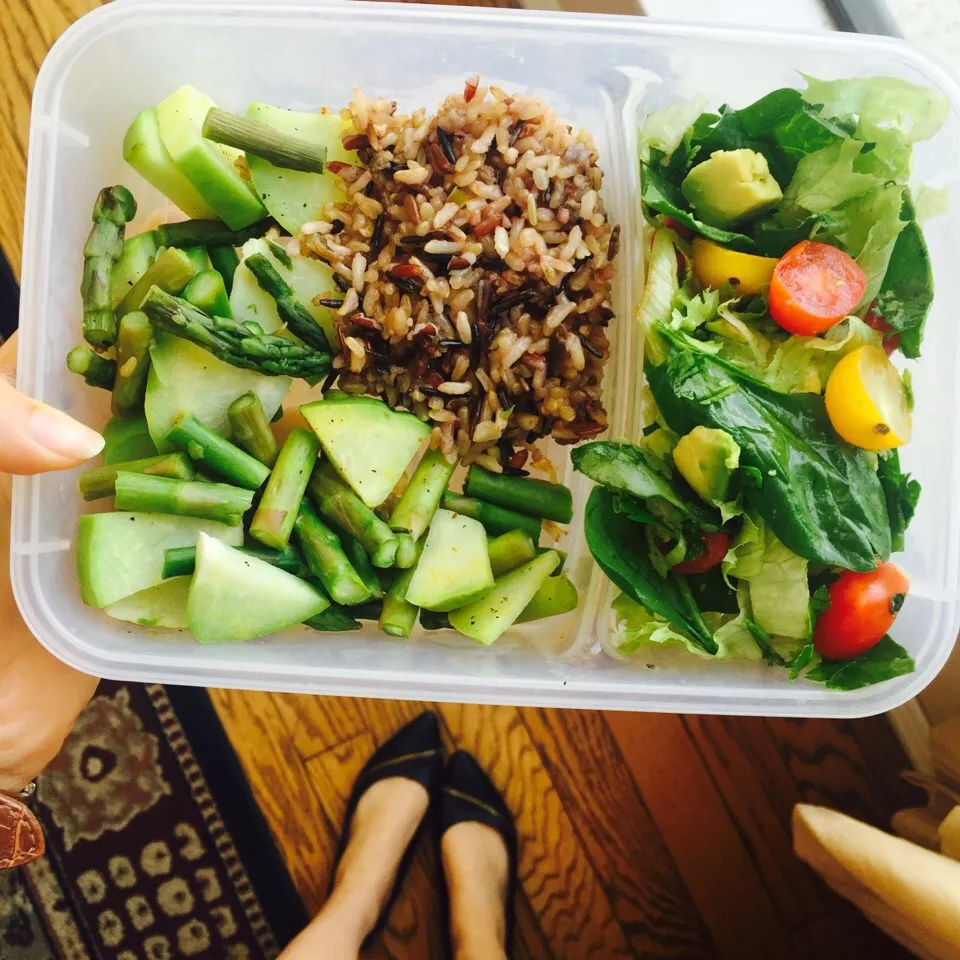 Wild rice with steamed veggies and side salad|victoria valerioさん