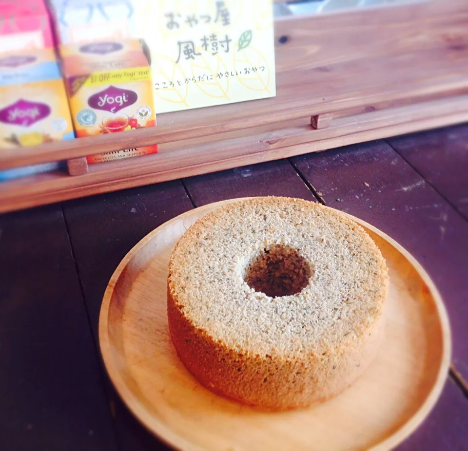 Snapdishの料理写真:ヴィーガン ほうじ茶シフォンケーキ|Asako  Yoshitakeさん