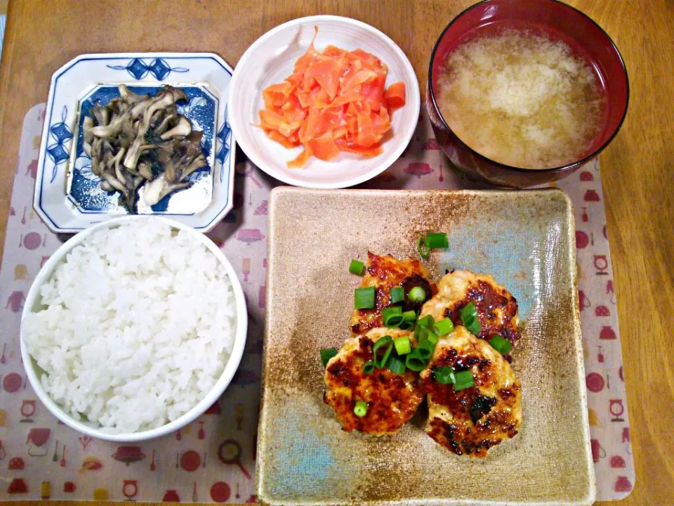 ３月17日  鶏つくね にんじんとにんにくのマリネ 舞茸のバターポン酢  大根おろし汁入り味噌汁|いもこ。さん