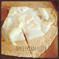 Snapdishの料理写真:macrobi♡Apple cream pizza|Naoko Koyamaさん