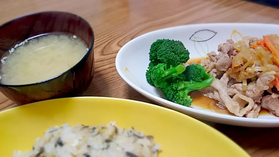 ・豚の生姜焼き
・ひじきの和風炒飯
・長ネギの味噌汁|ようかんさん