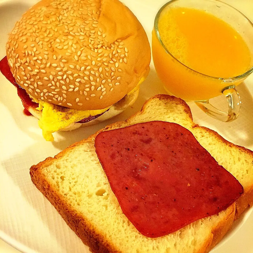 Snapdishの料理写真:Burger, toast and orange juice|Amber Choさん