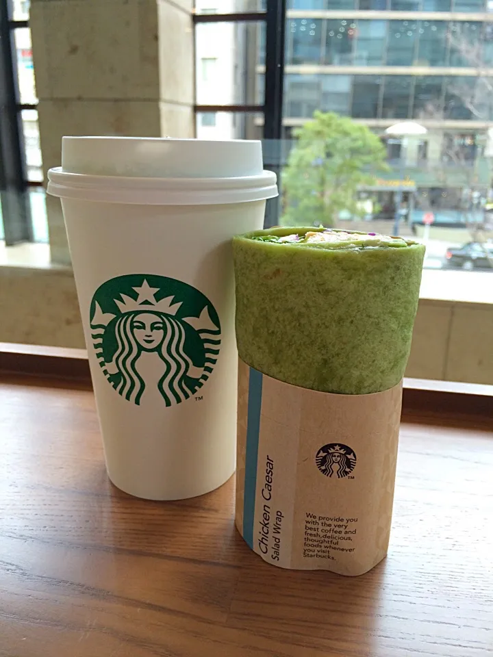 Snapdishの料理写真:Greentea Latte with Chicken Caesar|みいさん