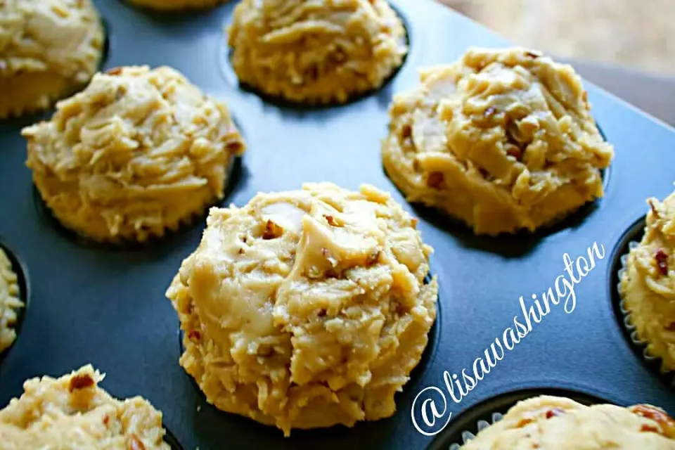 This week has been about loving my friends with one of greatest passions, cooking and baking. I made these  Praline cupcakes for one of my girls. #cupcakes #bak|lisaさん