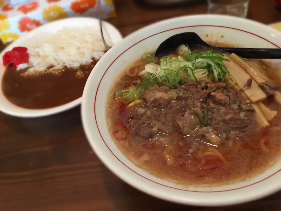 Snapdishの料理写真:シマシマトム 牛骨醤油ラーメンと牛スジカレー|ddr3rdmixさん