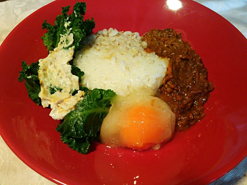 Snapdishの料理写真:プレゼントされたキーマカレー、プチベール、冷凍卵添えのランチ(^3^)/|quitaさん