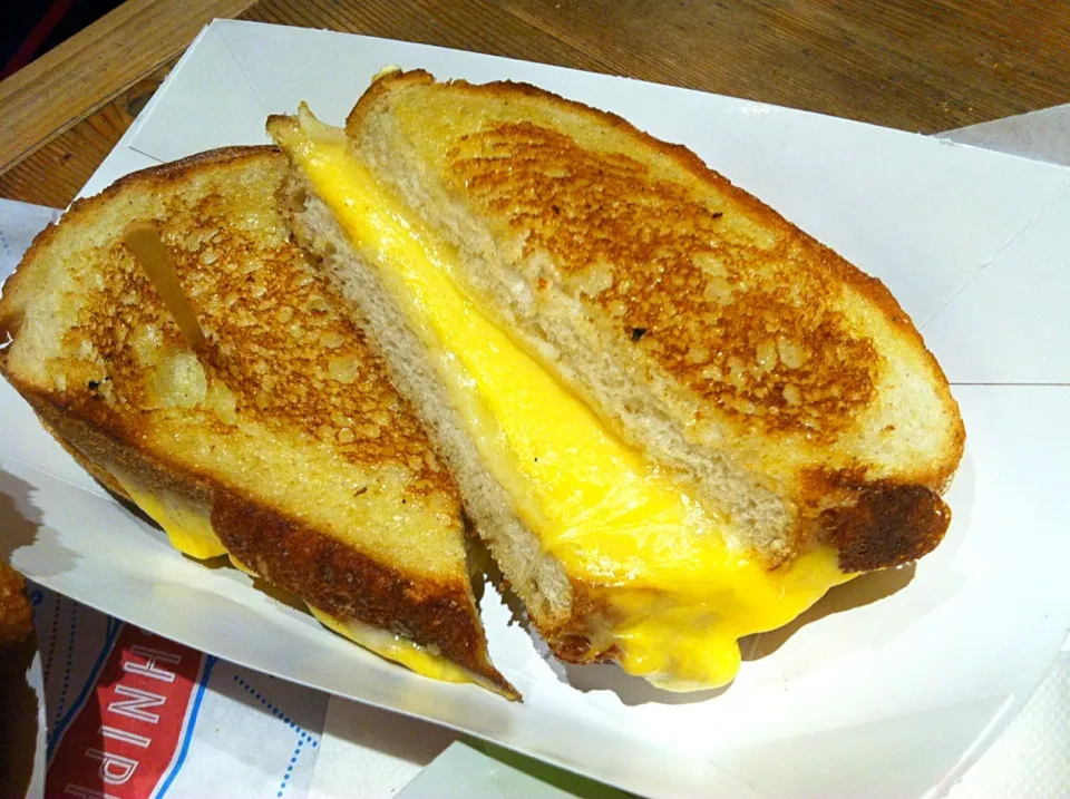 grilled four cheese on sourdough bread|Vivi Kさん