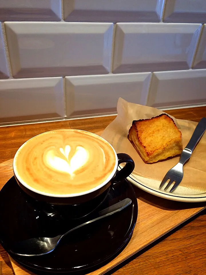 今日はEl Salvador産豆でcappuccinoを淹れて頂き☕️💕ひとくちFrench toastもオーダー😋💕  #goodcoffee #goodcoffeeroaster #cafe  #cappuccino #ElSalvador #coffeevalley #Frenchtoast #sweets #l|chieさん