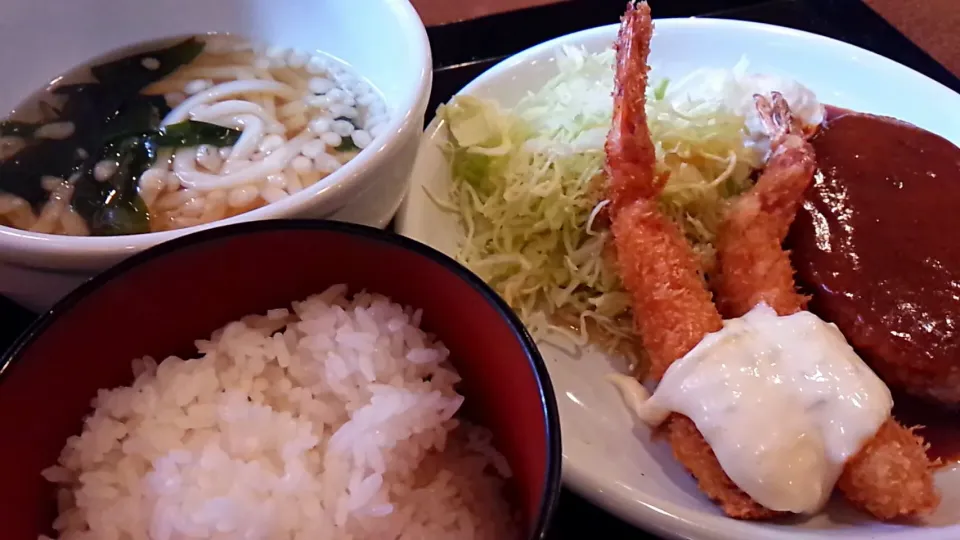 Snapdishの料理写真:ハンバーグとエビフライのランチ　ご飯があるのにうどん付き　新大阪駅|ぶりじっとえいちぇるさん