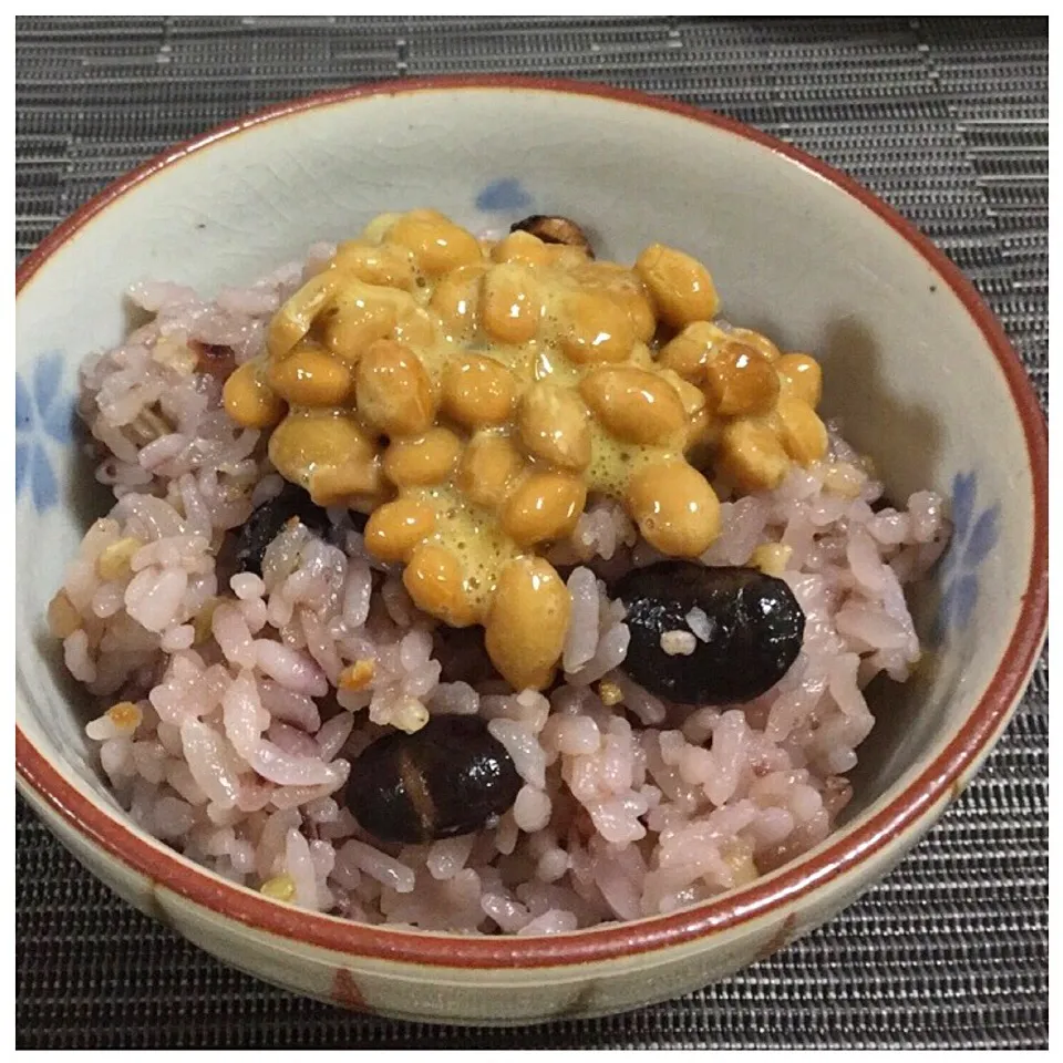 Snapdishの料理写真:黒豆と十六穀御飯の納豆かけ 豆好きにはたまらん豆豆しい夢のコラボ❤️|おくちゃんさん