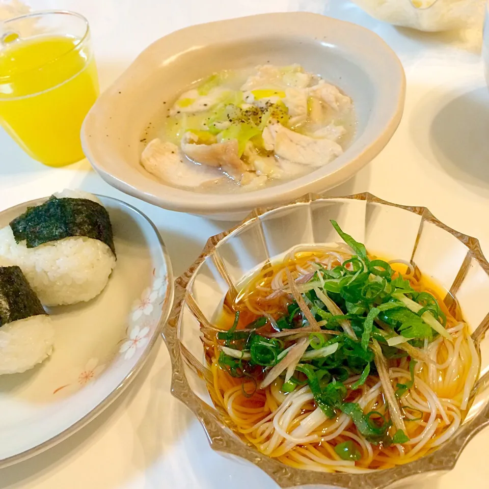 胸肉と春キャベツのスープ やくミックスそうめん オニギリ|なほさん