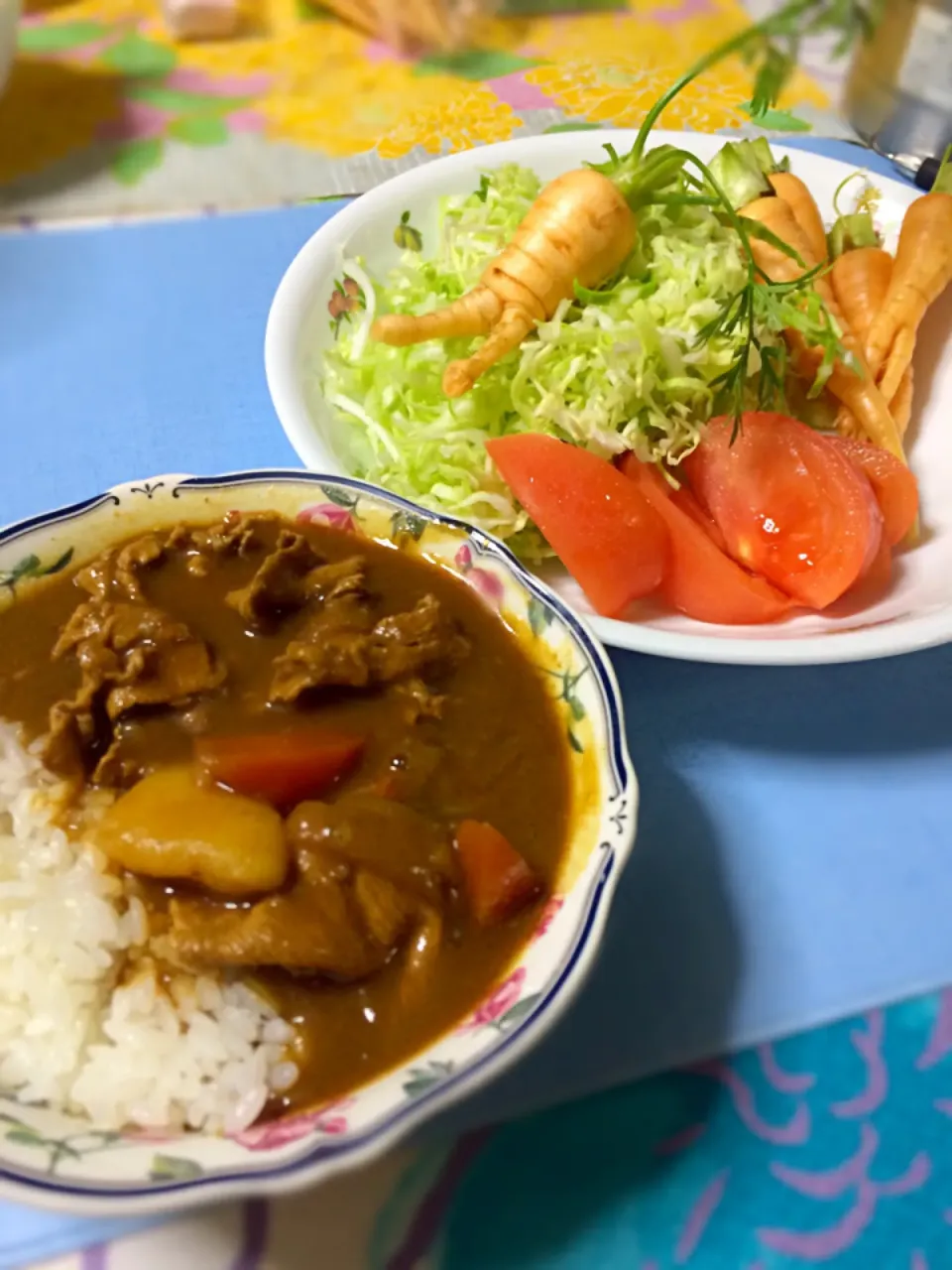 カレーライスとサラダ！ん？サラダのニンジンに、、、、、足？(๑°ㅁ°๑)‼✧|くまこさん