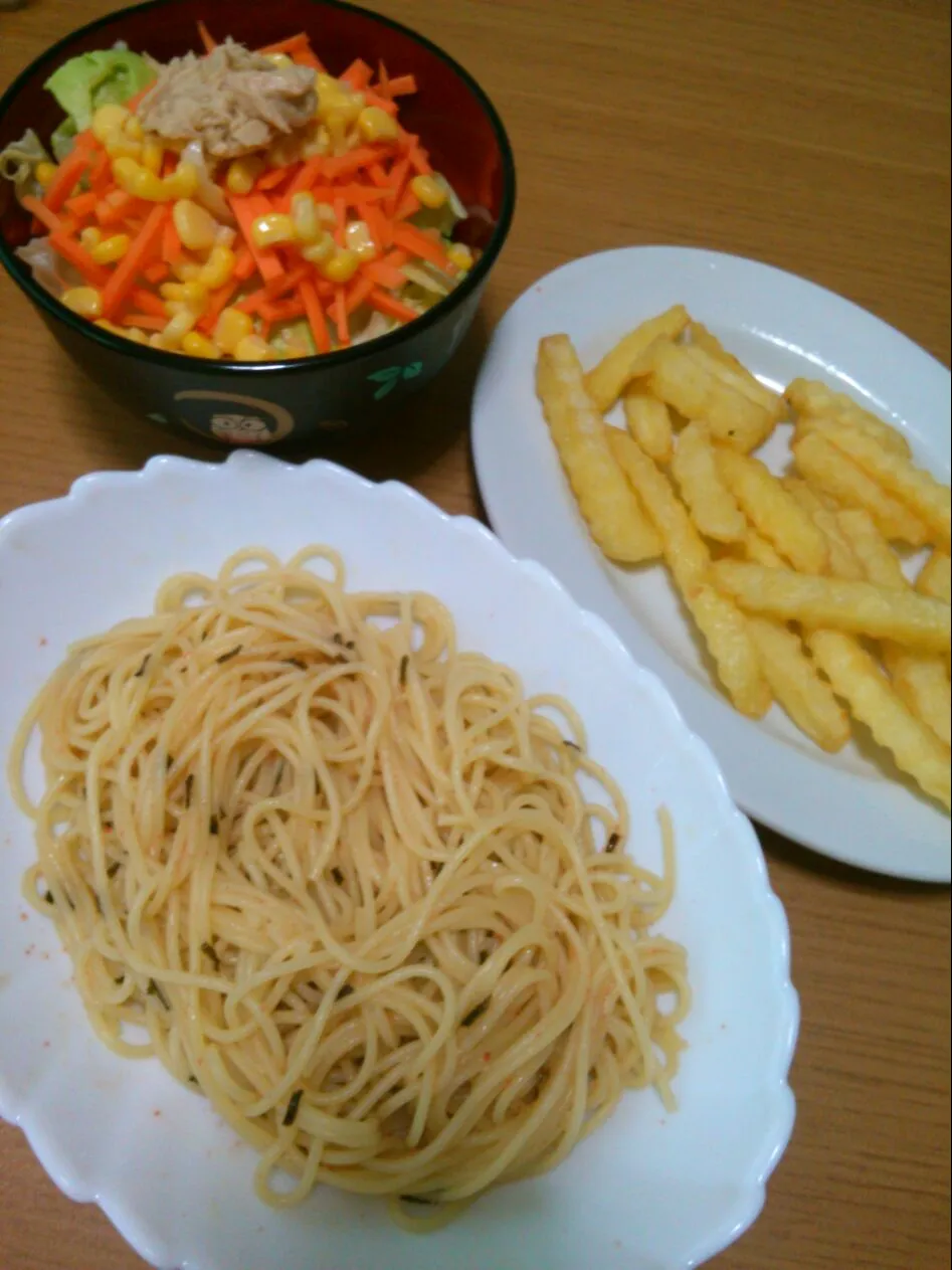 たらこスパゲッティーとポテトとサラダ|かにゃさん