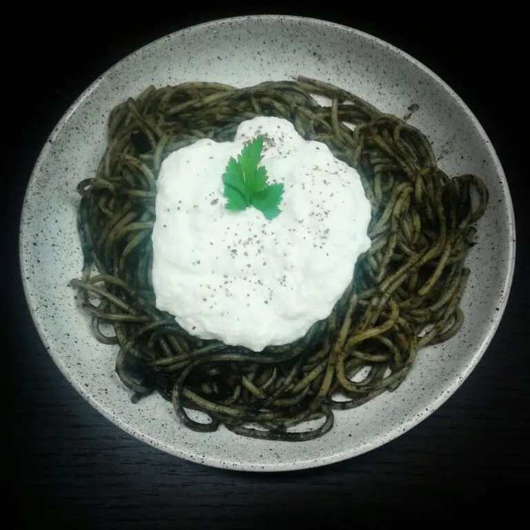 Spaghetti al nero di seppia e ricotta aromatizzata al pepe nero.|roberta geaさん