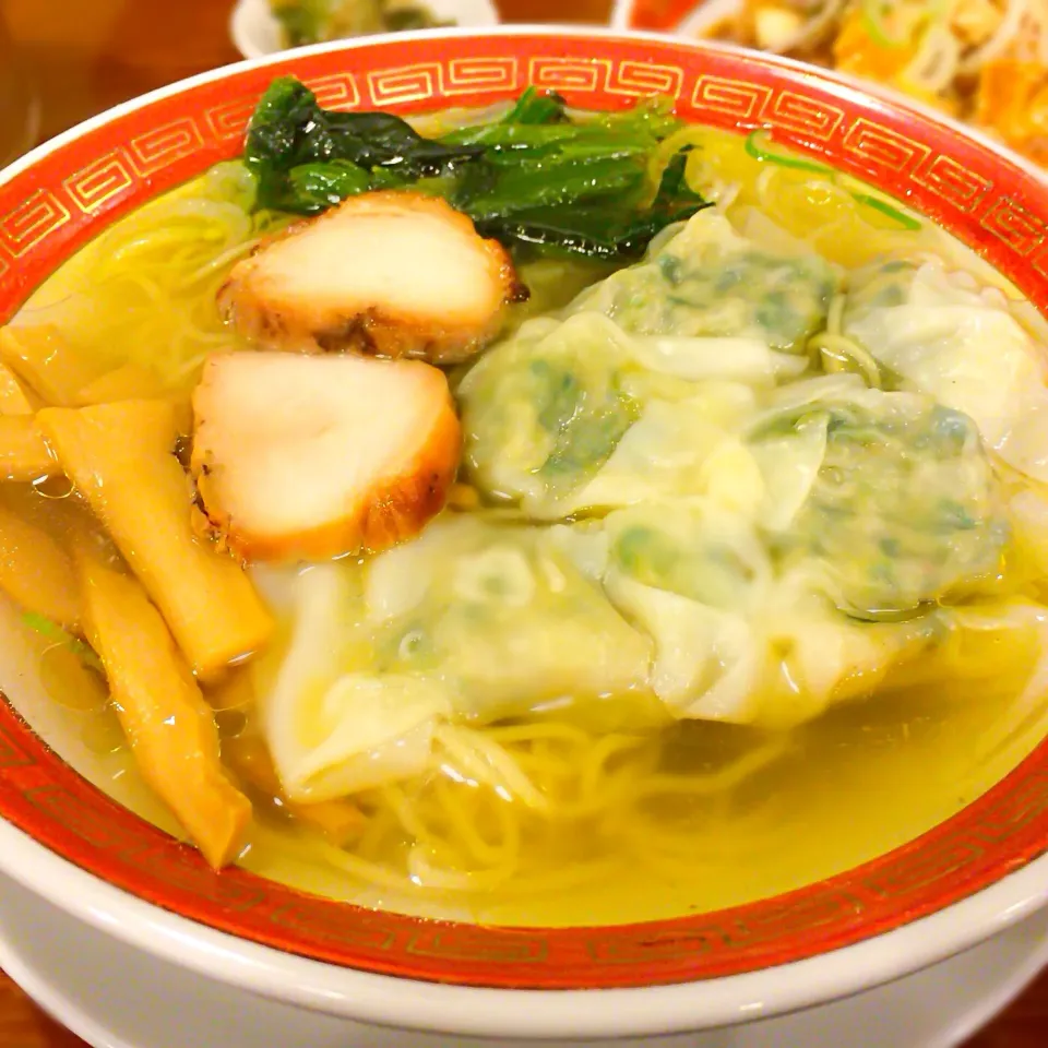 Snapdishの料理写真:小腹が空いたから鶏と野菜のワンタン麺  昼にラーメン食べたのにまたラーメン(＞人＜;) カロリーオーバーだなぁ⁉️|zeroweb_bossさん