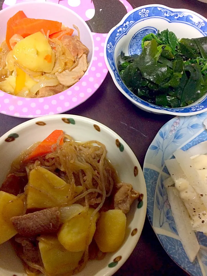 肉じゃがとワカメとほうれん草の黒ごまナムルと大根の黒酢マヨサラダ(^O^)|めぐりんさん