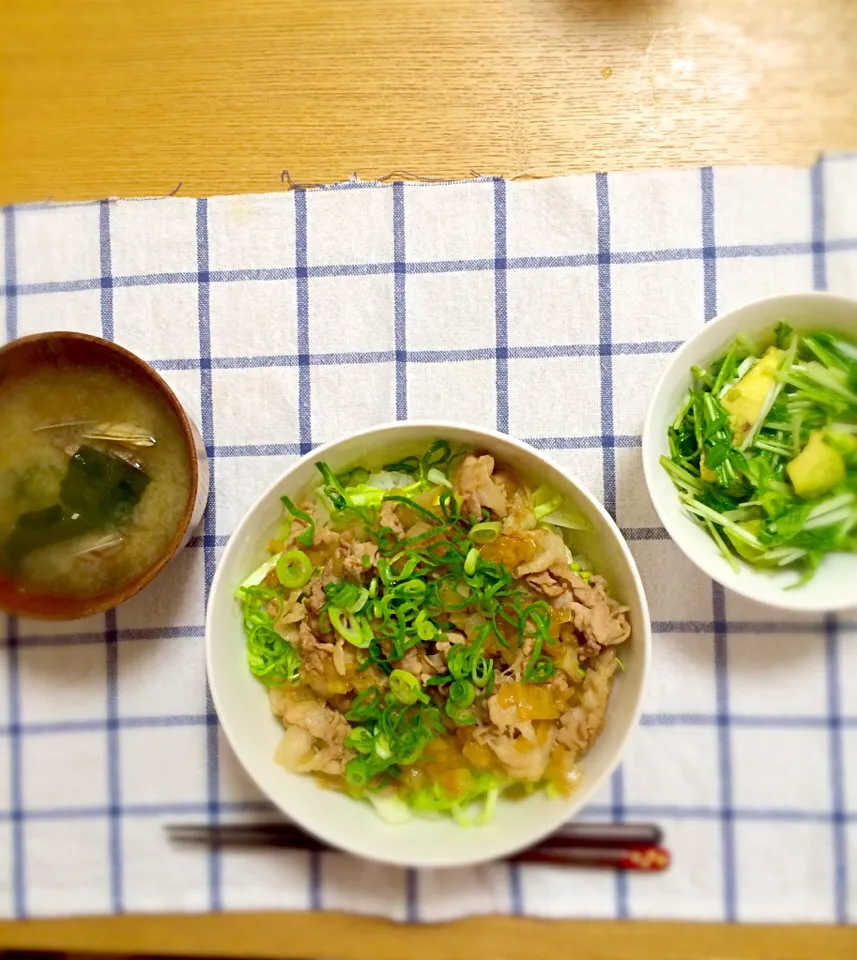 豚の甘辛丼、水菜とアボカドのサラダ、アサリとわかめの味噌汁|sayuさん