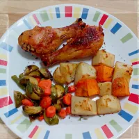 Snapdishの料理写真:Baked Chicken Drumstick, Baked Potatoes & Baked Vegetables|Yari Gonzálezさん