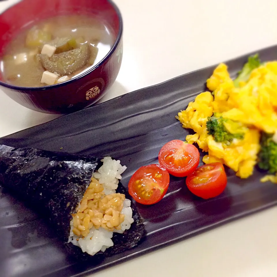 Snapdishの料理写真:娘たちの朝ご飯 納豆巻き 茄子と豆腐の味噌汁 ブロッコリー卵炒め|yukoさん