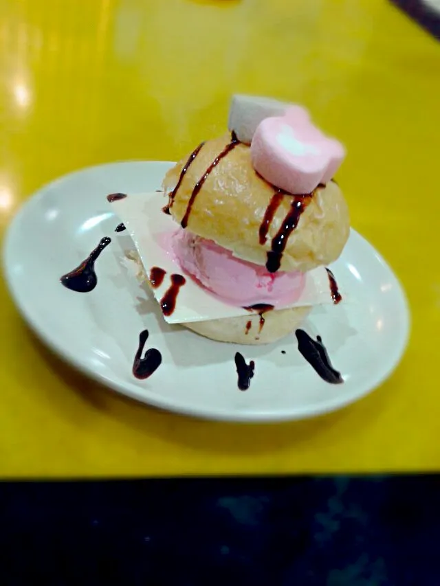 burger mello ice cream|ihsan sandiraさん