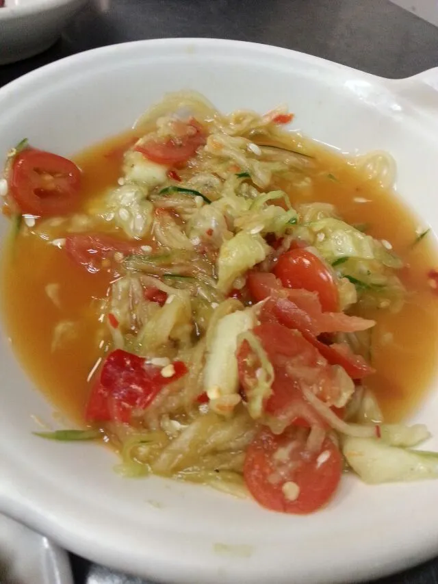 Thai cucumber and tomato salad.|Polly Gelfusoさん