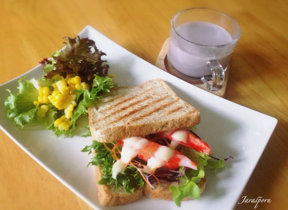 Sandwich crab stick salad & germinated brown rice drink : แซนวิชสลัดปูอัด & น้ำข้าวกล้องงอก|Jaraspornさん