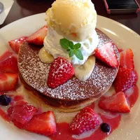 Snapdishの料理写真:いちごのホットケーキ〜バニラアイスクリーム添え〜|あめるさん