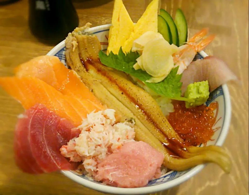 Snapdishの料理写真:お一人様ランチはこぼれ海鮮丼🍚
こぼれすぎて、アナゴがちぎれてますがな😢|にゃあ（芸名）さん