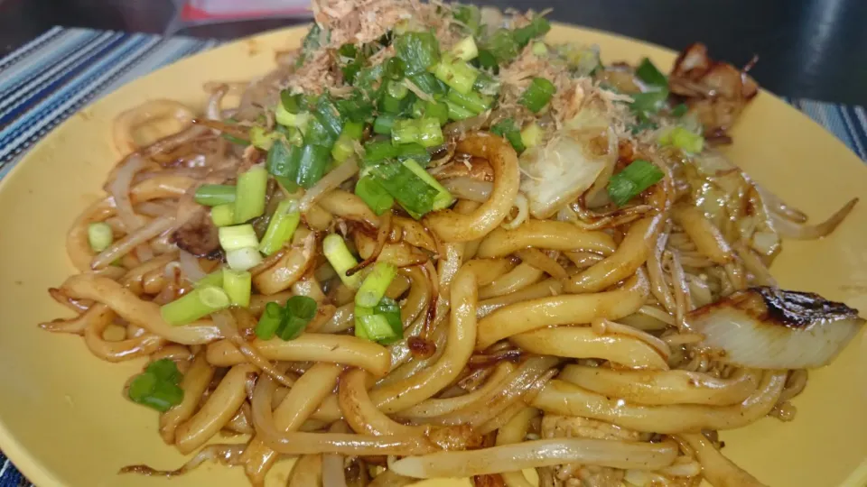 Snapdishの料理写真:讃岐うどんやが出した焼きうどん作りました❗
大人の醤油味！！|SATOSHI OOCHIさん