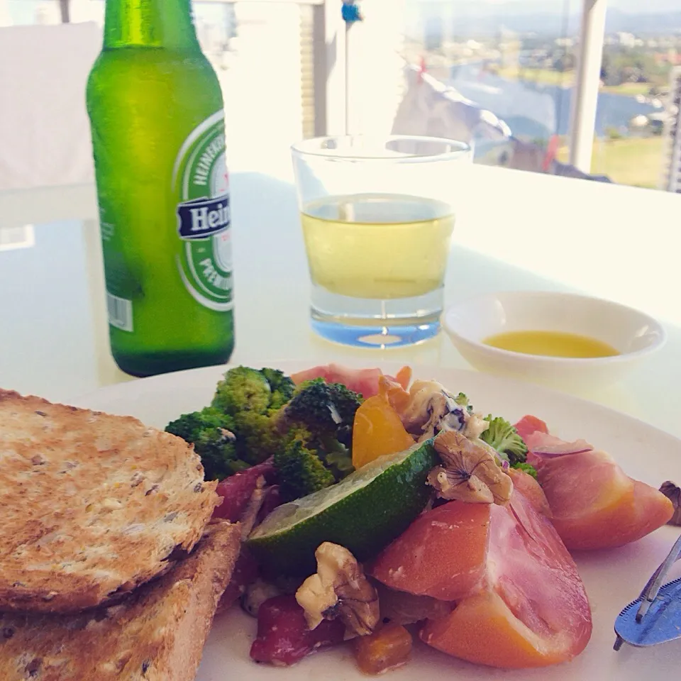 グリル野菜のサラダ🌳 whole grain toastに🍺😍|ヲルカさん