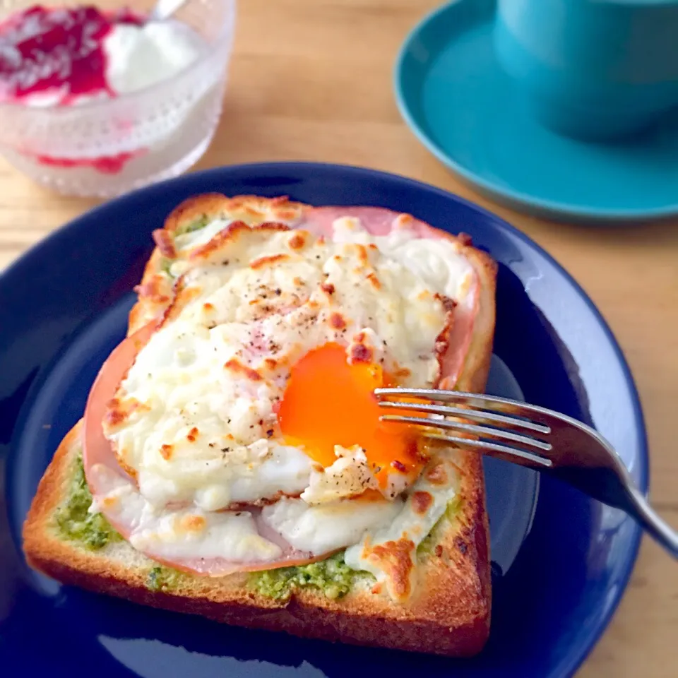 Snapdishの料理写真:ハムと卵のオープンサンド〈平日の朝飯2015.3.19〉|門乃ケルコさん