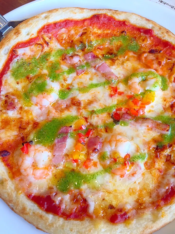 Pizza de camarão e molho de manjericão 😋👍|Meire Mendes 🇯🇵さん