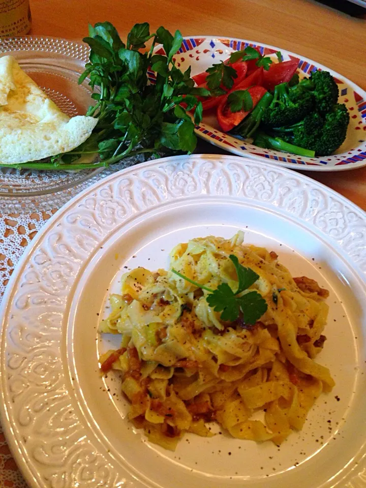 水曜日のダーリンご飯。手打ちパスタカルボナーラと余りの卵白身をまいたクレソン。|カオカオさん