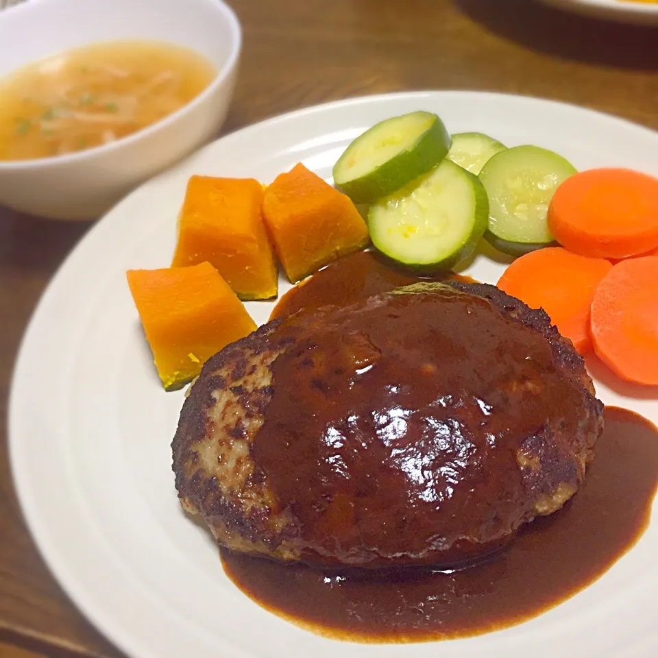 ハンバーグ、蒸し野菜、コンソメスープ|しほさん