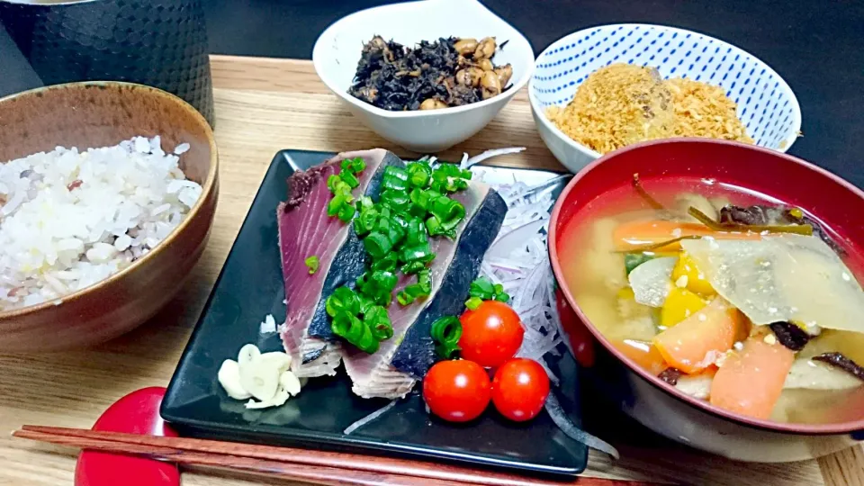 鰹のたたき、焼きコロッケ、ひじき|けむまきさん